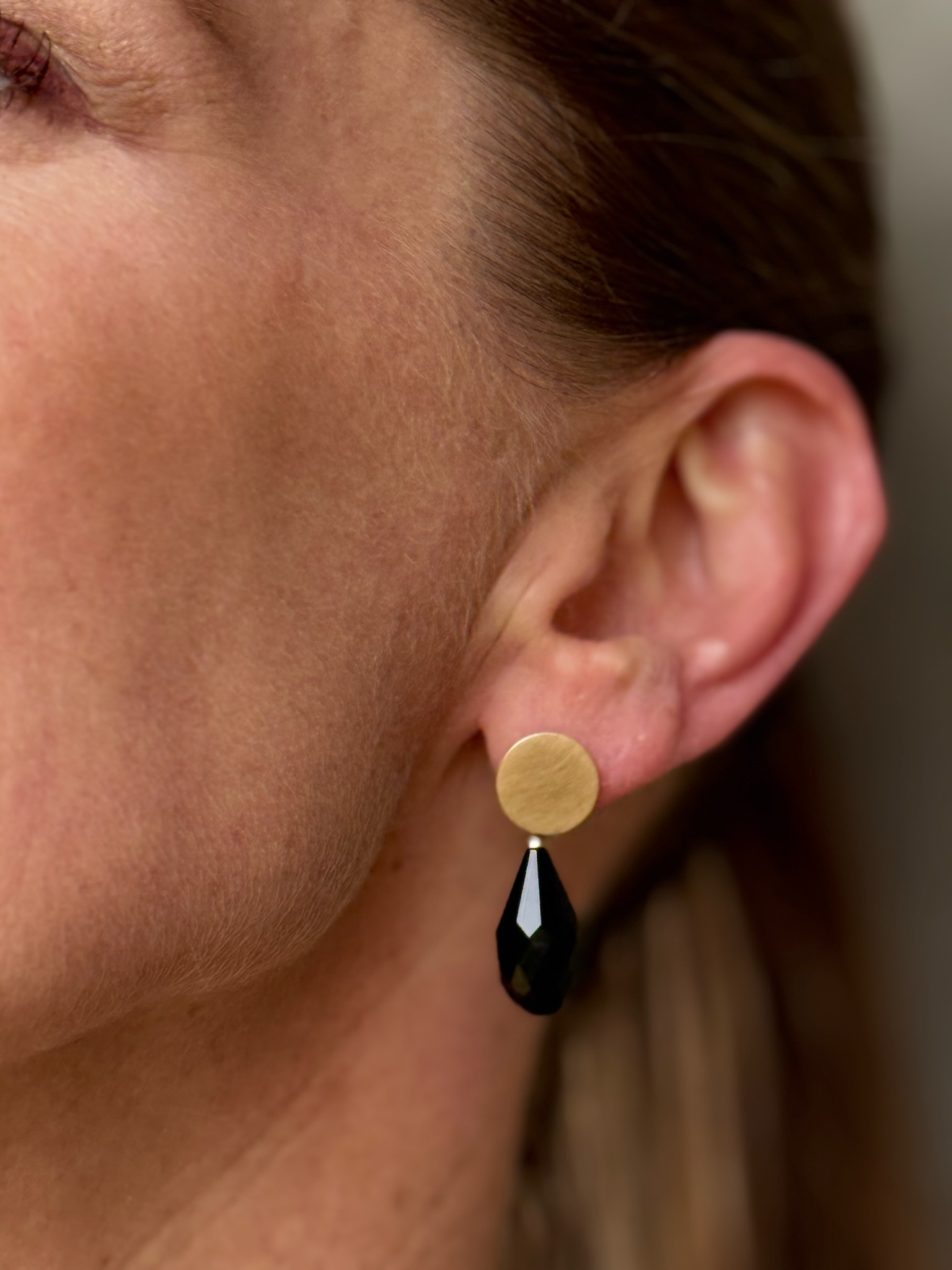 Onyx Facetted Pear Droplets - Image 6